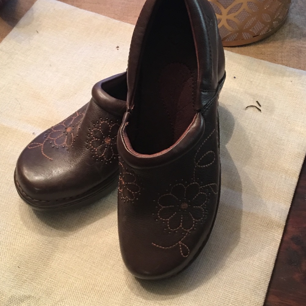 Clog Brown shoes with stacked heel.
